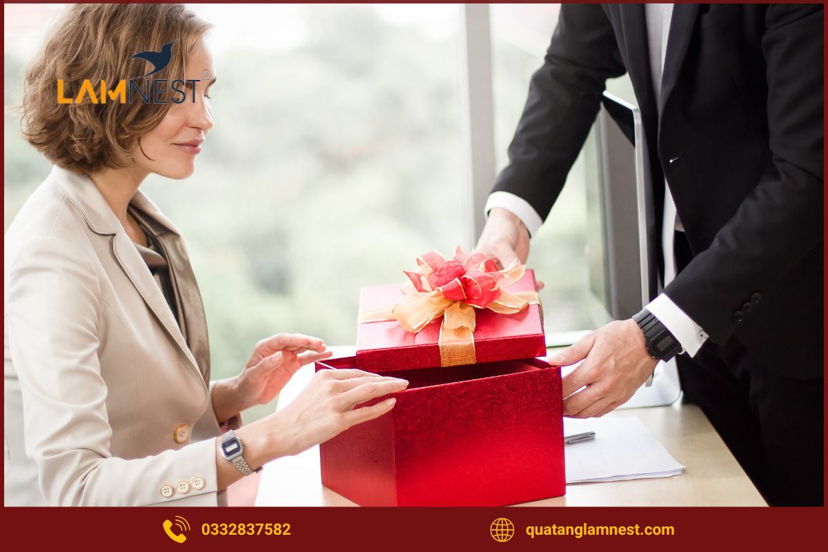 Các tiêu chí giúp doanh nghiệp chọn quà tặng nhân viên mới phù hợp